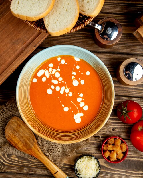 Sopa de tomate con crema agria