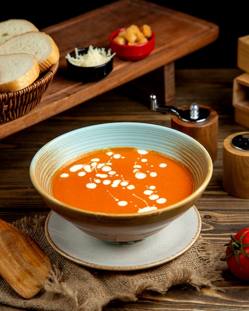 Foto gratuita sopa de tomate con crema encima