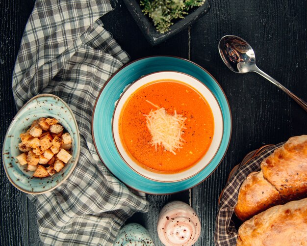 sopa de tomate cubierta con queso