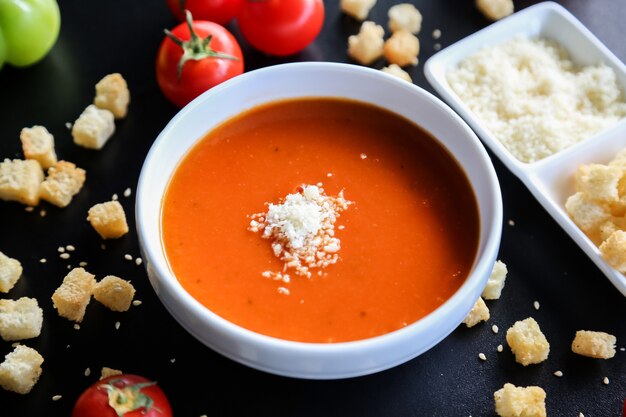 Sopa de tomate galletas de queso pimiento vista lateral