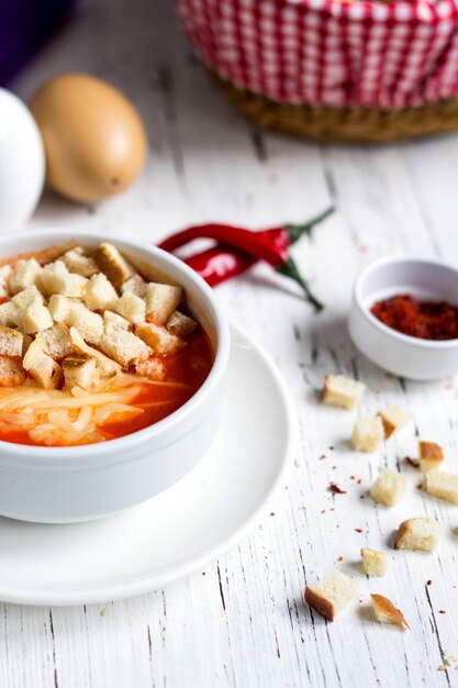 Sopa de tomate con galletas y queso