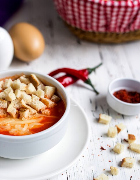 Sopa de tomate con galletas y queso.