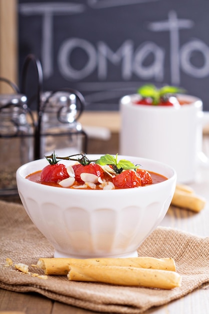 Sopa de tomate con guarnición de tomates al horno