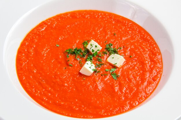 Sopa de tomate con hierbas y queso.