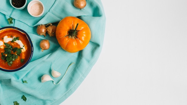 Sopa De Tomate Con Ingredientes En Superficie Blanca