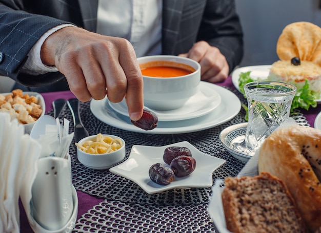 sopa de tomate khurma y queso sobre la mesa