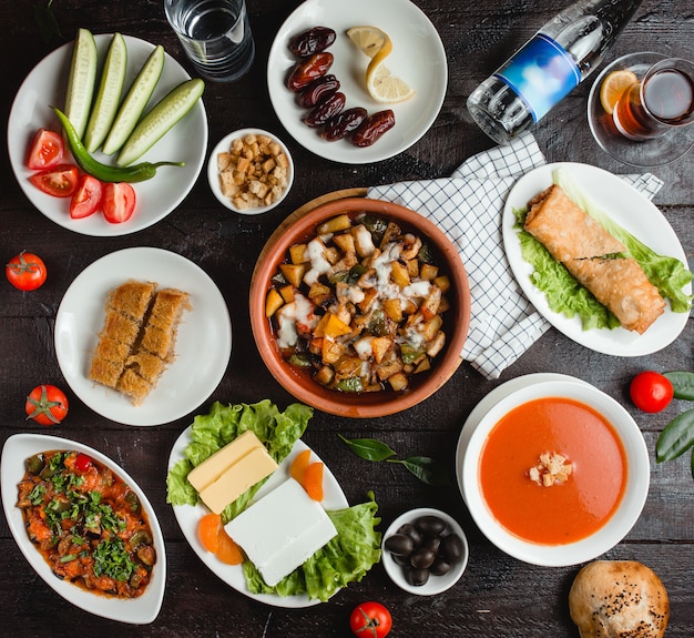 Sopa de tomate, papa frita en cerámica de barro con champiñones y aperitivos fríos.