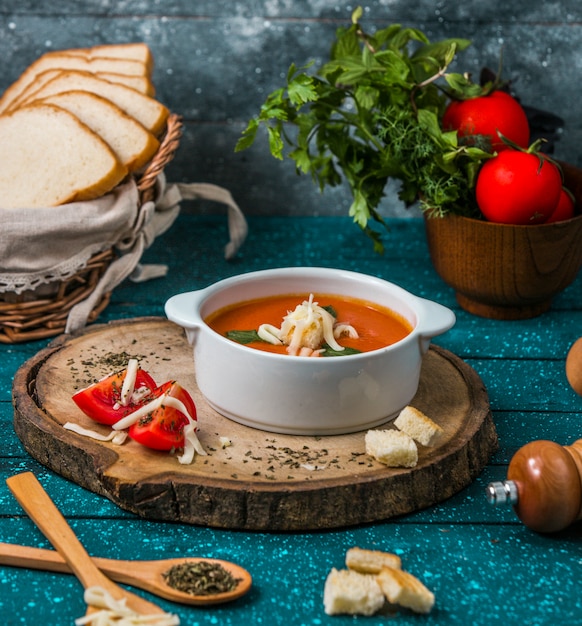 Sopa de tomate con parmesano en un trozo de rinoceronte con tomates y galletas.