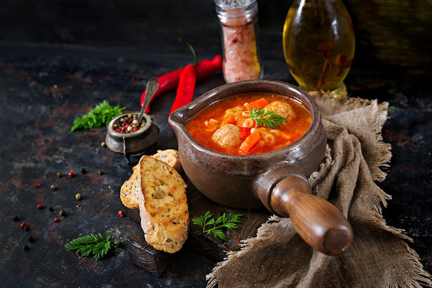 Sopa de tomate picante con albóndigas, pasta y verduras. Cena saludable
