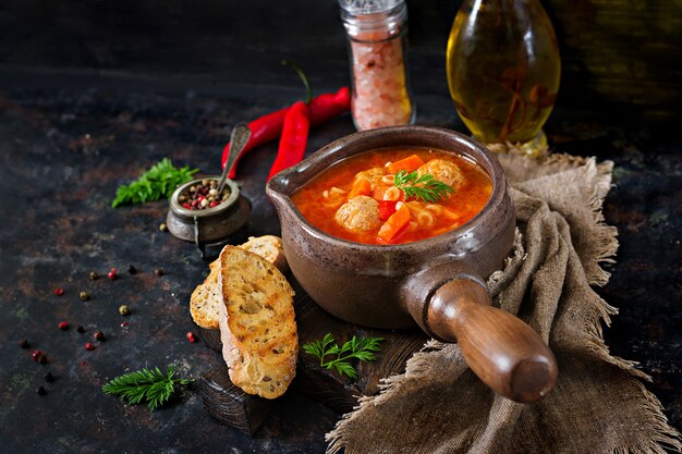 Sopa de tomate picante con albóndigas, pasta y verduras. Cena saludable