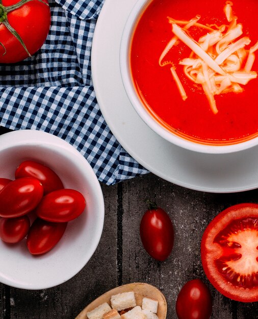 Sopa de tomate con queso rallado vista superior sobre la mesa