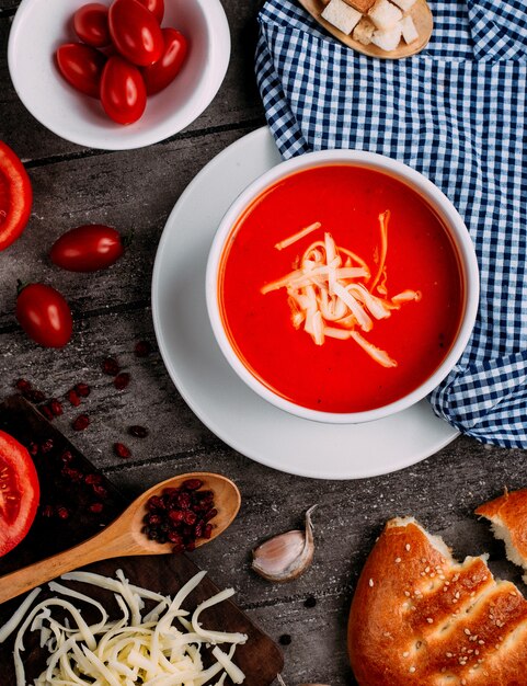 Sopa de tomate con queso y tomates cherry.