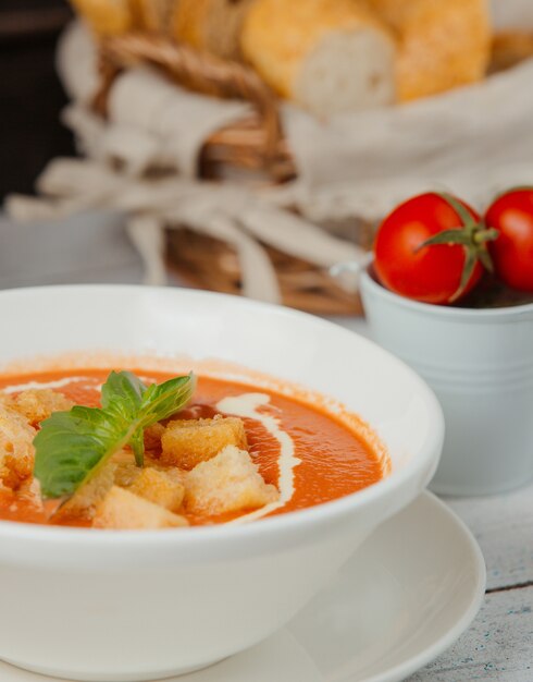 sopa de tomate con relleno de pan y nata