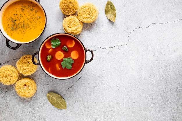 Sopa de tomate y rollos de pasta