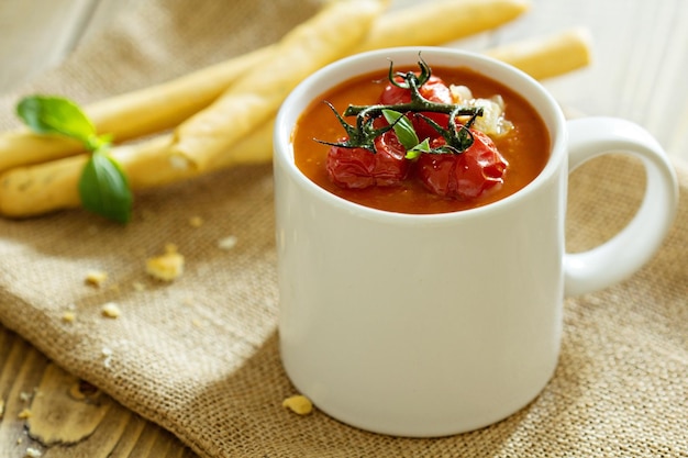 Sopa de tomate en una taza