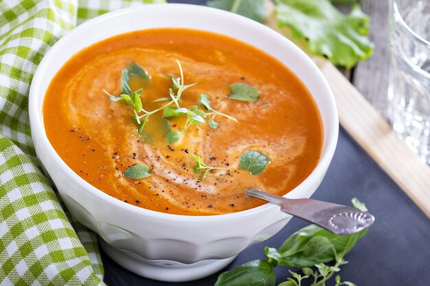 Sopa De Tomate En Tazón Blanco