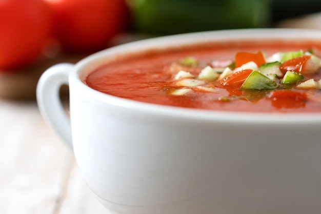 Sopa tradicional española de gazpacho en un tazón sobre una mesa de madera