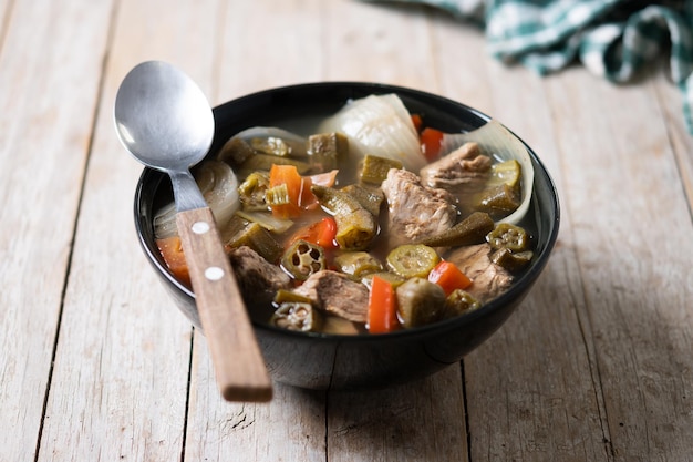 Foto gratuita sopa tradicional de okra africana en una mesa de madera