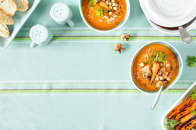 Foto gratuita sopa vegetariana de calabaza y zanahoria de otoño con garbanzos y quinoa comida reconfortante otoño invierno concepto de comida sana