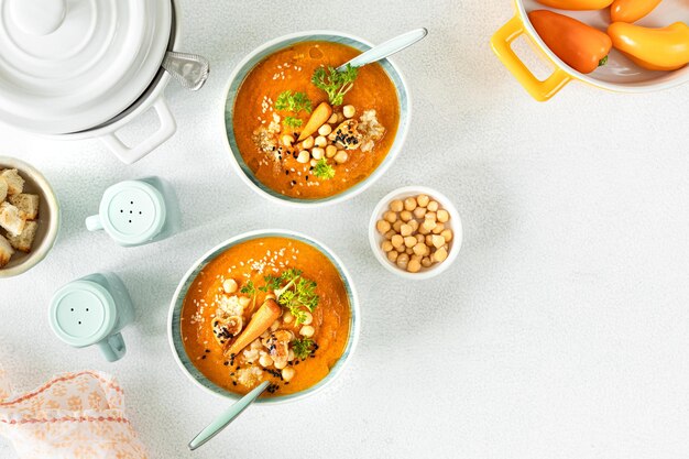 Sopa vegetariana de calabaza y zanahoria de otoño con semillas de crema y microvegetales de cilantro Comida reconfortante otoño e invierno concepto saludable de comida lenta