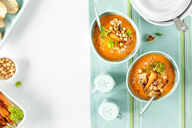 Sopa vegetariana de otoño de calabaza y zanahoria con crema de semillas y microvegetales de cilantro Comida reconfortante