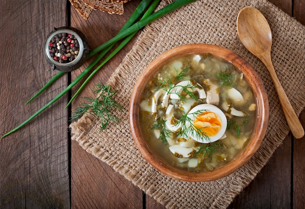 Sopa verde de acedera