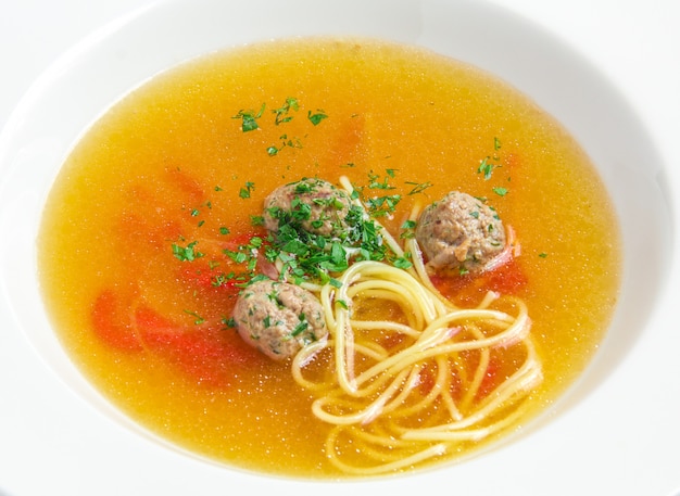 Sopa de verduras con albóndigas