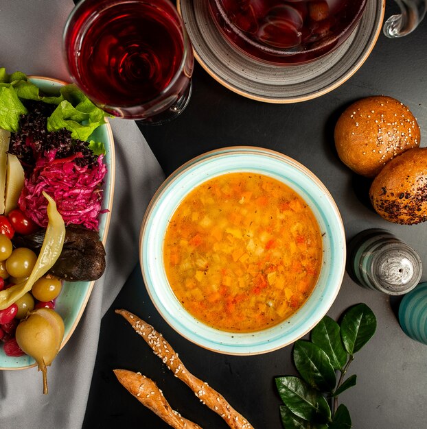 sopa de verduras con berenjenas en escabeche