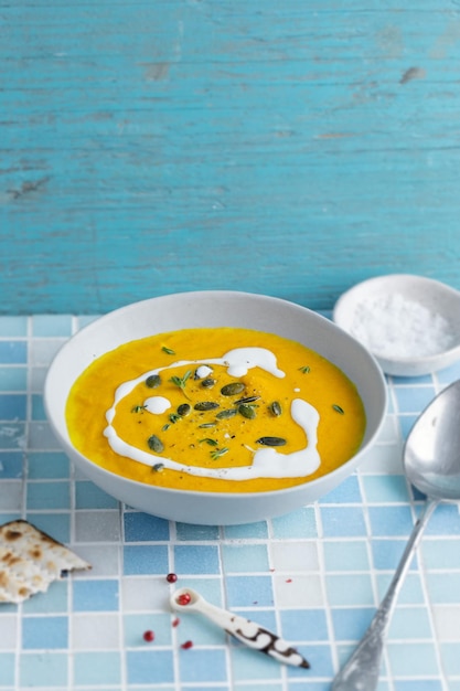 Foto gratuita sopa de verduras de calabaza con crema