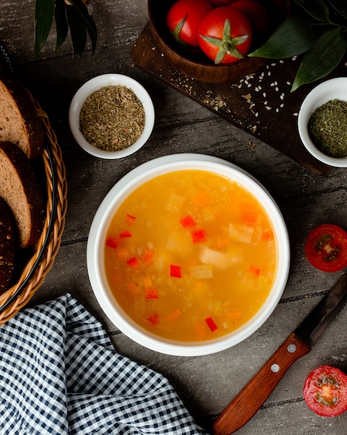 Sopa de verduras con caldo de pollo en un tazón blanco