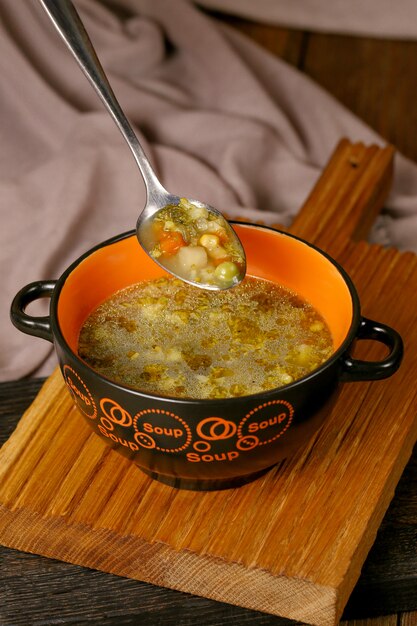 Sopa de verduras en el caldo