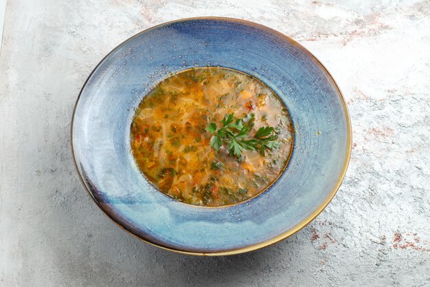 Sopa de verduras caliente de vista superior en espacio en blanco claro