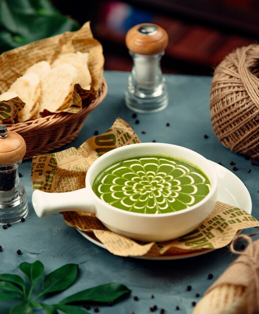 Sopa de verduras con decoración de hierbas.