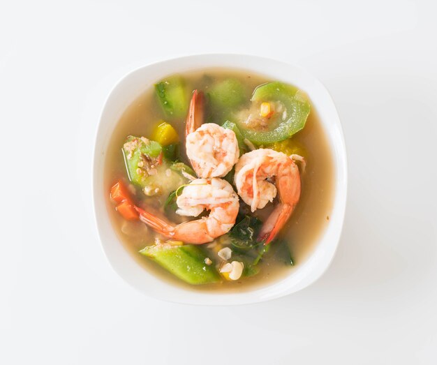 Sopa de verduras mixtas tailandesas con gambas