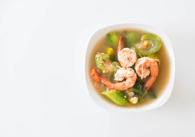 Sopa de verduras mixtas tailandesas con gambas