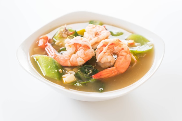 Sopa de verduras mixtas tailandesas con gambas