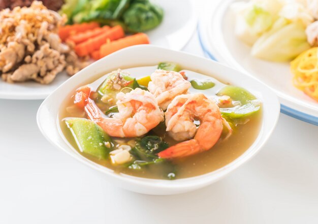 Sopa de verduras mixtas tailandesas con gambas