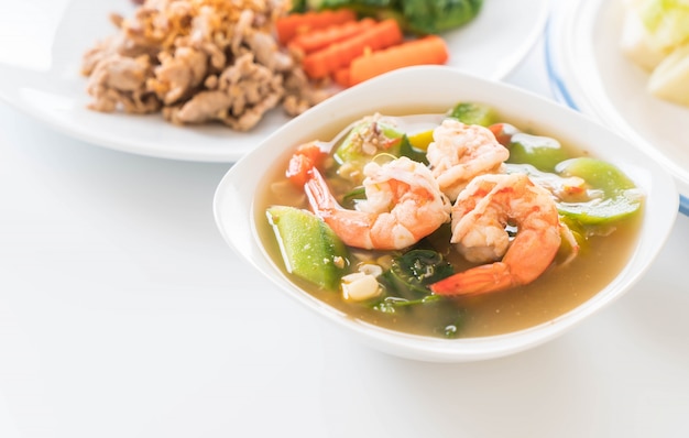 Sopa de verduras mixtas tailandesas con gambas