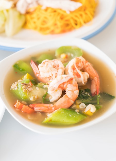 Sopa de verduras mixtas tailandesas con gambas