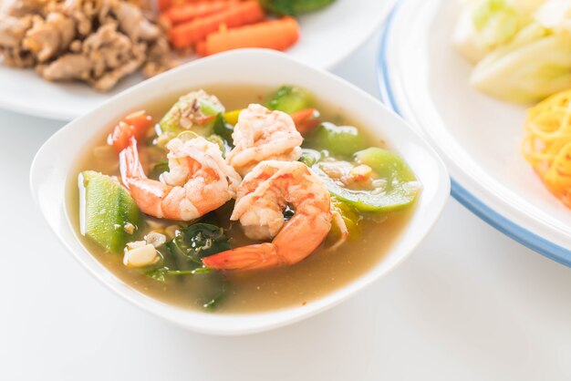 Sopa de verduras mixtas tailandesas con gambas