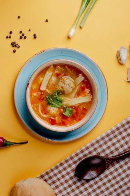 Sopa de verduras con pasta y hierbas.