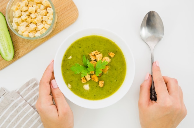 Foto gratuita sopa de verduras con picatostes y perejil