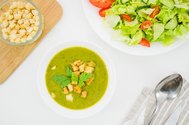 Sopa de verduras con picatostes y perejil