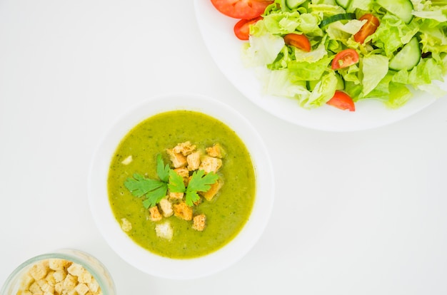 Sopa de verduras con picatostes y perejil