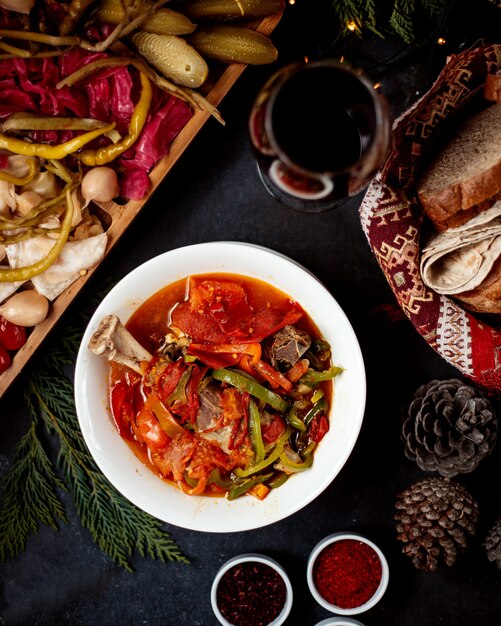 Sopa de verduras con pierna de res