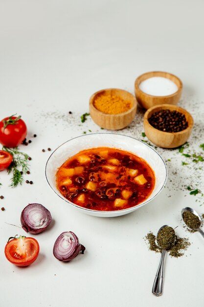 Sopa de verduras rojas sobre la mesa