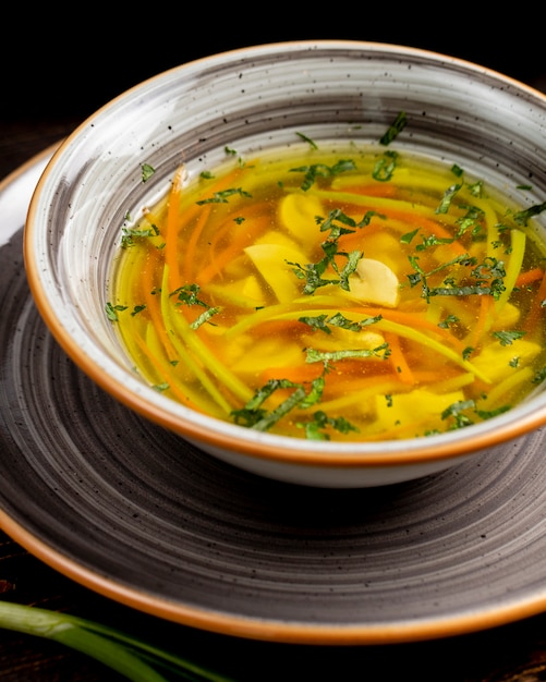 Sopa de verduras servida con verduras.