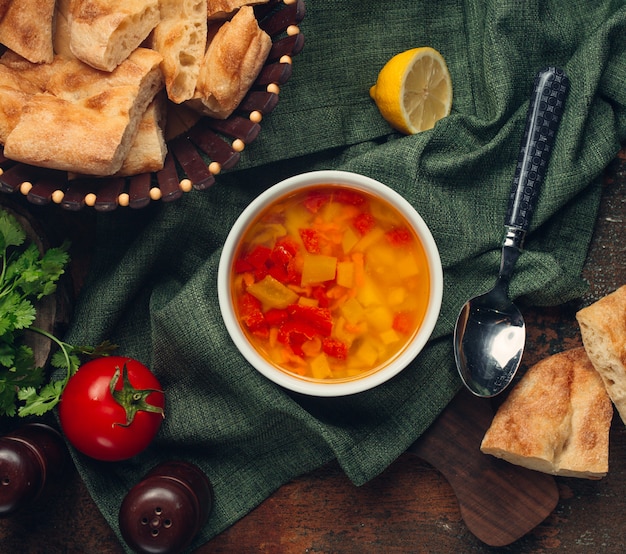 Sopa de verduras con tomate y limón.