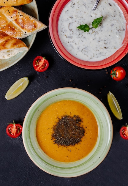 Sopa de yogur y lentejas con hierbas y especias.