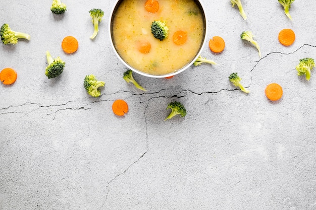 Foto gratuita sopa de zanahoria y brócoli en un tazón